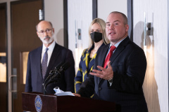 December 16, 2021:  Sen. Flynn hosted Gov. Tom Wolf for a series of events in Scranton today beginning with a news conference in front of the John Mitchell Memorial at the Lackawanna County Courthouse to push for several bills that would promote worker safety, security and compensation.  After a lunch and walking tour of the Electric City, Wolf and Flynn held a news conference at Lackawanna College to announce an RACP grant for the college.
