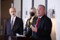 December 16, 2021:  Sen. Flynn hosted Gov. Tom Wolf for a series of events in Scranton today beginning with a news conference in front of the John Mitchell Memorial at the Lackawanna County Courthouse to push for several bills that would promote worker safety, security and compensation.  After a lunch and walking tour of the Electric City, Wolf and Flynn held a news conference at Lackawanna College to announce an RACP grant for the college.