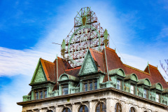 December 16, 2021:  Sen. Flynn hosted Gov. Tom Wolf for a series of events in Scranton today beginning with a news conference in front of the John Mitchell Memorial at the Lackawanna County Courthouse to push for several bills that would promote worker safety, security and compensation.  After a lunch and walking tour of the Electric City, Wolf and Flynn held a news conference at Lackawanna College to announce an RACP grant for the college.